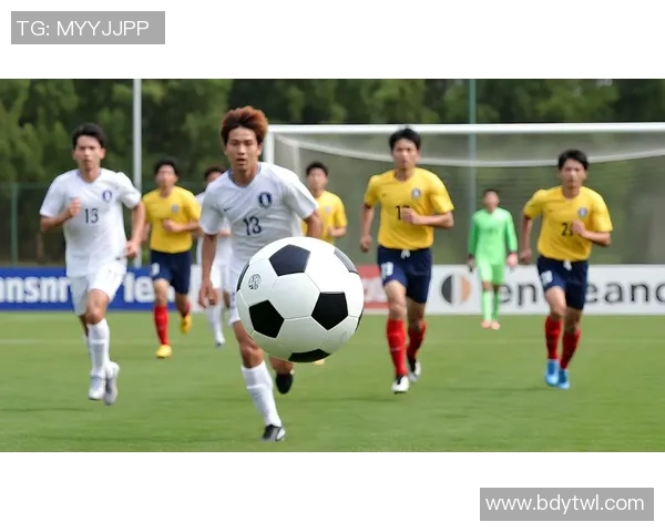 绿茵战场激情瞬间球星飞身滑铲诠释足球拼搏精神