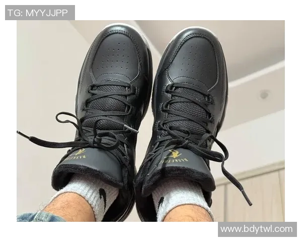 碎钉足球鞋球星同款引领潮流助力球场表现提升体验